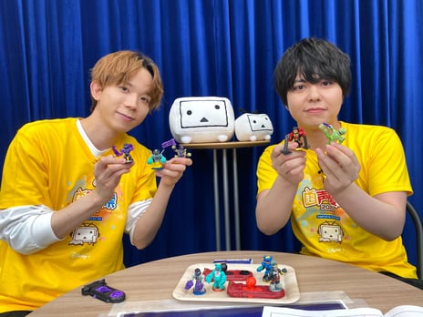 【高塚智人のくじメイト特番Vol.3 #1】番組レポート
声優・高塚智人と汐谷文康の厨二心が爆発！
高速バトルアクショントイで指を痛めながら大乱闘
〜妄想を掻き立てるねっとりシチュエーションボイスも披露〜