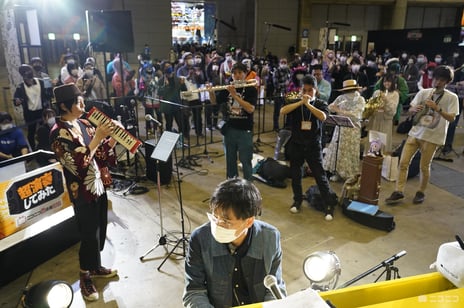 【ニコニコ超会議2022・イベントレポート】
「超演奏してみた」
超ストリートピアノにサプライズで運営に扮したよみぃが出演
フィナーレの「超合わせてみた」で大団円