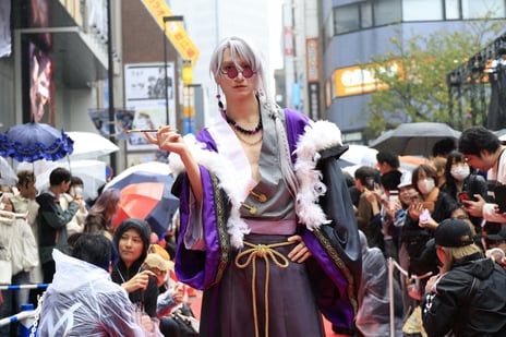 【池袋ハロウィンコスプレフェス2025【DAY1】・
番組レポート】
宮田俊哉が「池ハロ」に初参戦！
コスプレを披露すると「2.5次元すぎる」と感嘆の声続々
～宮田の腹筋「通称：6LDK」も会場で話題に〜