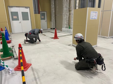 内装仕上げ工事現場