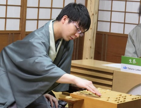 「第3期叡王戦」決勝七番勝負第1局 結果
高見泰地六段が金井恒太六段に勝利
~第2局は4/28(土)、福岡・宗像大社で開催~