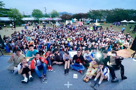 岩手県奥州市でニコニコ町会議を開催
市長・副知事がステージ登壇、知事もVTR出演
～「奥州市南部鉄器まつり」鉄下駄飛ばし大会でニコニコ部門も実施～