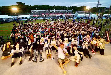 沖縄県うるま市でニコニコ町会議を開催
大迫力！闘牛大会の生中継を実施！
〜視聴者アンケートで決まったBGMとともに沖縄のドライブ風景もお届け〜