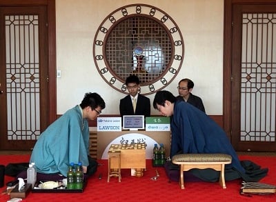 「第4期叡王戦」七番勝負第1局 結果
永瀬拓矢七段が高見泰地叡王に勝利
~大盤解説は藤井猛九段と藤井聡太七段の初「W藤井」解説~
第2局は4/13(土)、北海道・知床で開催