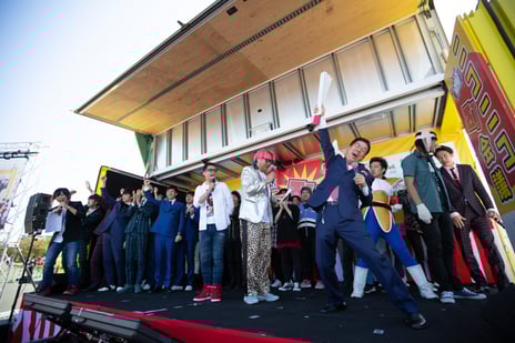 大阪府吹田市で千秋楽となるニコニコ町会議を開催
今年も西川きよし、坂田利夫など「よしもと芸人」が多数出演
～月ノ美兎とパンツマンのコラボ企画も実施～