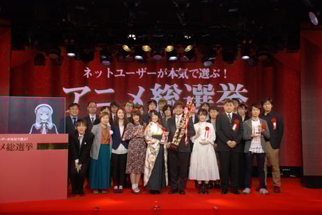 ～「ネットユーザーが本気で選ぶ！アニメ総選挙2018年間大賞」13.8万人が回答～
2018年間大賞アニメ作品は『ゾンビランドサガ』に決定
ゲストプレゼンター「内田彩」より「本渡楓」にトロフィーを授与