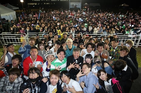 大阪府吹田市でニコニコ町会議【千秋楽】を開催
今年も西川きよし、村上ショージなど「よしもと芸人」が多数出演
～「NSC 大阪在校生ライブ」や「オモシロ歌ってみた対抗戦」など大阪ならではのコラボ企画も実施～