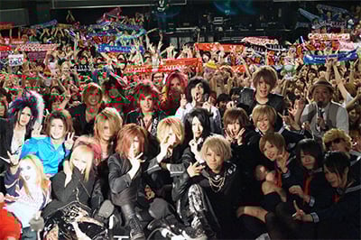 バンドもファンもみんなでドキドキの初体験！
スイカに女装にアニソン、新曲、HIP HOP？
ときめき☆びじゅLIVE、大盛況！